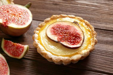 Ahşap arka plan, closeup incir ile lezzetli kek