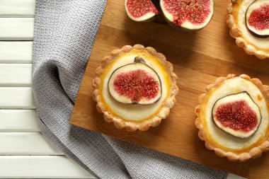 Ahşap masa, üstten görünüm üzerinde incir ile lezzetli kek