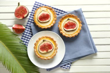 Peçeteler, üstten görünüm üzerinde Lezzetli incirli kek ile plakalar