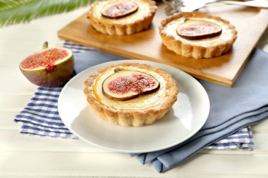 Ahşap masa, closeup incir ile lezzetli kek