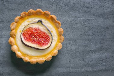 Lezzetli incirli kek üzerine gri arka plan, üstten görünüm