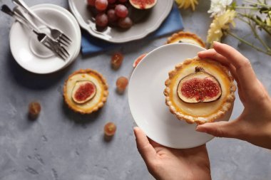 İncirli kek, üstten görünüm tutan el