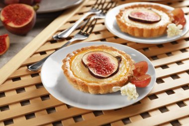 Ahşap masa, closeup üzerinde Lezzetli incirli kek