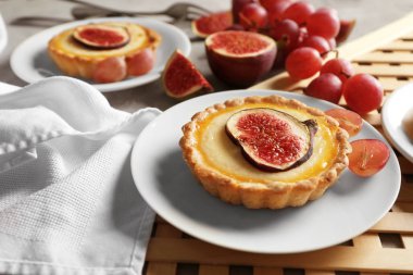 Tabaklarda, closeup Lezzetli incirli kek