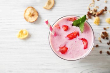 Berry milkshake ahşap masa nane ile sağlıklı ve lezzetli kahvaltı