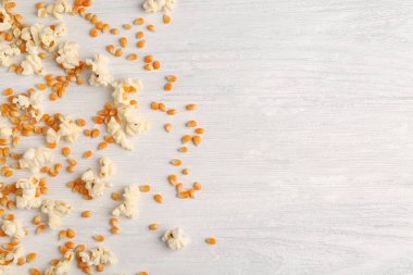 Mısır taneleri Beyaz ahşap zemin üzerinde patlamış mısır ile