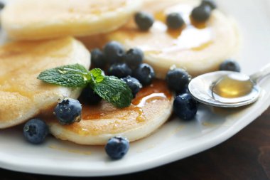 Mutfak masasında blueberry ile lezzetli gözleme