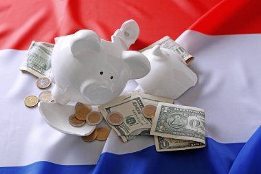 Bayrak arka plan üzerinde kırık kumbara