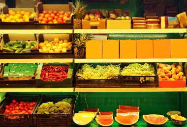 Süpermarkette taze meyve ve sebze