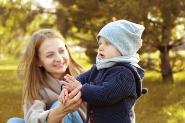 Şirin Bebek yeşil park olan kadın