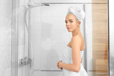 Güzel genç kadın duş havlu