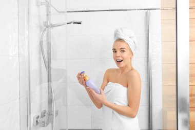 Güzel genç kadın duş havlu