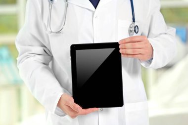 Ellerini, closeup tablet ile erkek doktor