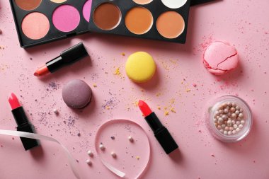 Macaroons pembe bir arka plan üzerinde makyaj kozmetik
