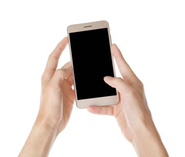 Eller akıllı telefonu tutuyor.
