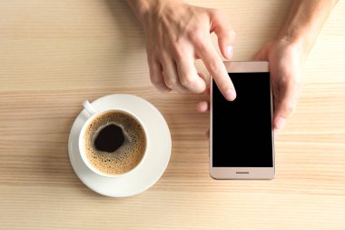 Akıllı telefon kullanan adam. 