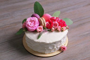 kremalı kek çiçekler ve macaroons