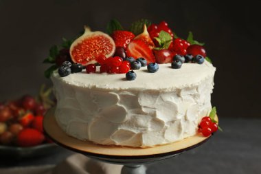 Çilek ile lezzetli kremalı pasta