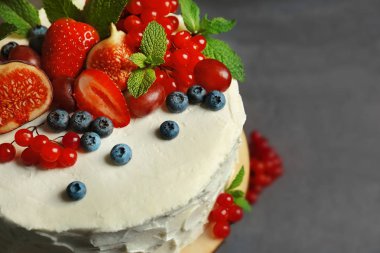 Çilek ile lezzetli kremalı pasta