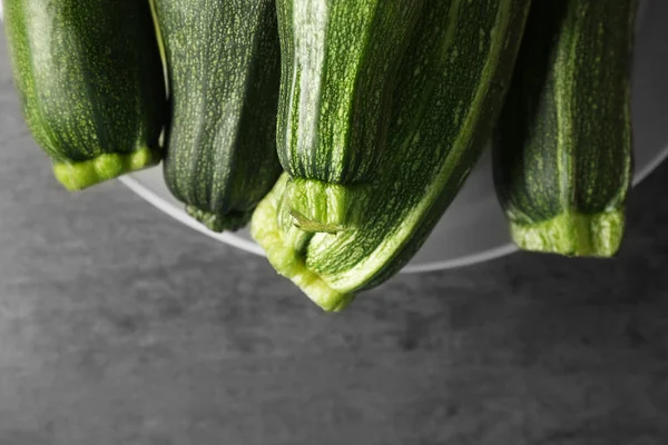 Bowl with fresh green zucchini on color background — Stock Photo, Image