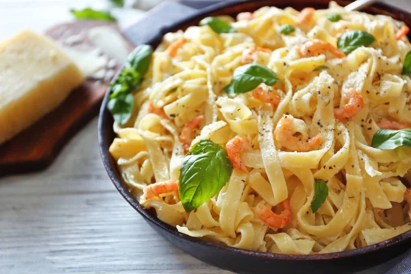 Pan met lekkere alfredo pasta op houten tafel — Stockfoto