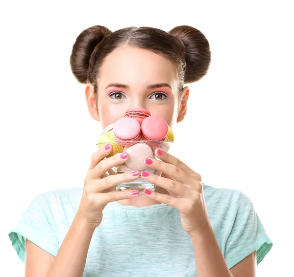 Ragazza carina con amaretti su sfondo bianco — Foto Stock