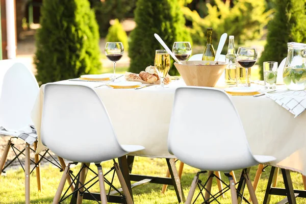 Стол с едой и напитками для пикника — стоковое фото