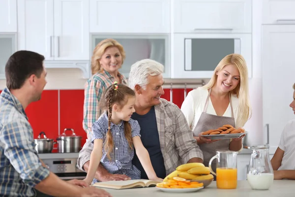 Счастливая большая семья на кухне — стоковое фото
