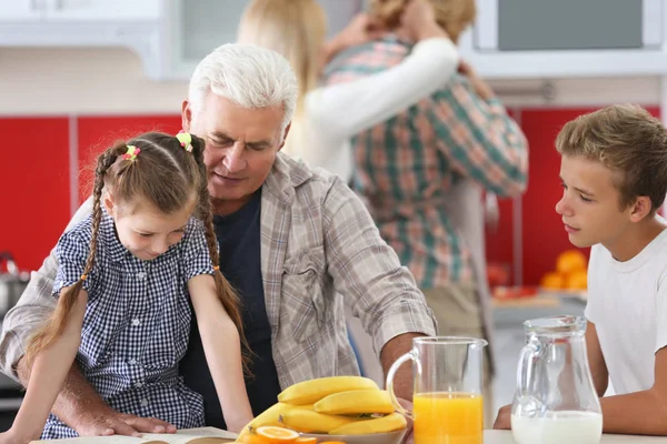 Família grande feliz na cozinha — Fotografia de Stock