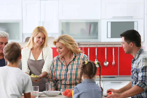 Feliz gran familia en la cocina —  Fotos de Stock