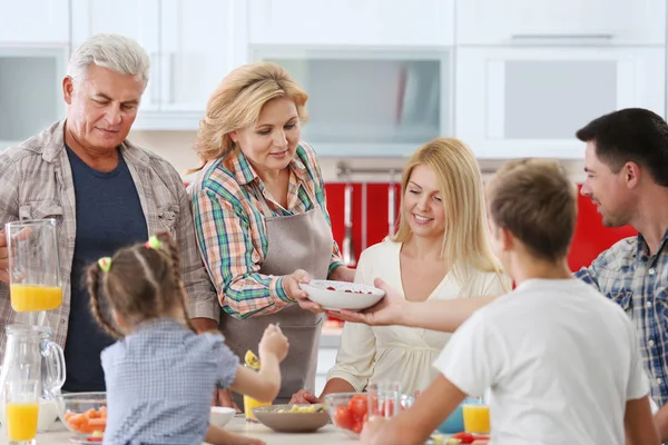 Feliz gran familia en la cocina —  Fotos de Stock