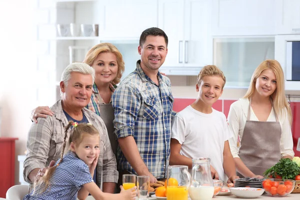 Feliz gran familia en la cocina —  Fotos de Stock