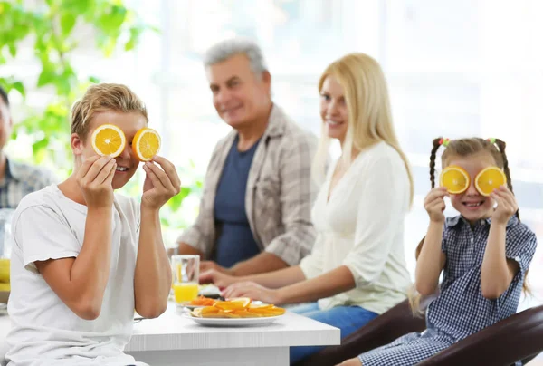 Família grande feliz tomando café da manhã na cozinha — Fotografia de Stock