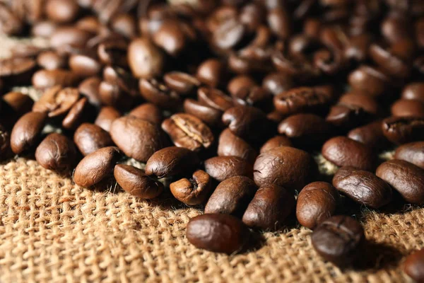 荒布の背景に新鮮なコーヒー豆 — ストック写真