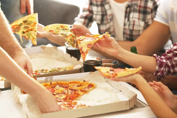 Přátel, jíst pizzu doma večírek, closeup — Stock fotografie