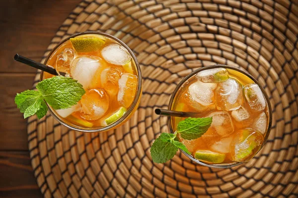 Limon dilimleri ve nane hasır mat ile buzlu çay bardak — Stok fotoğraf