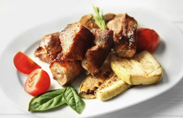 Viande grillée avec légumes dans l'assiette, gros plan — Photo