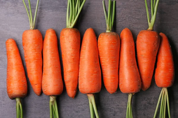Свежая морковь на цветном фоне — стоковое фото