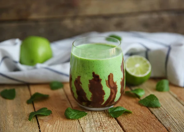 Зеленый молочный коктейль с лаймом — стоковое фото