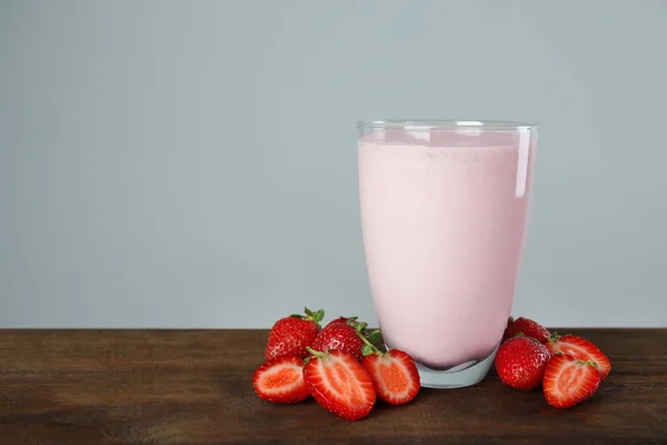 Glass of strawberries milkshake — Stock Photo, Image
