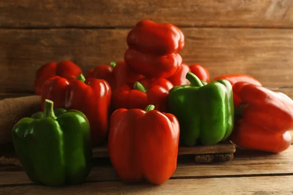 Sweet red and green peppers — Stock Photo, Image