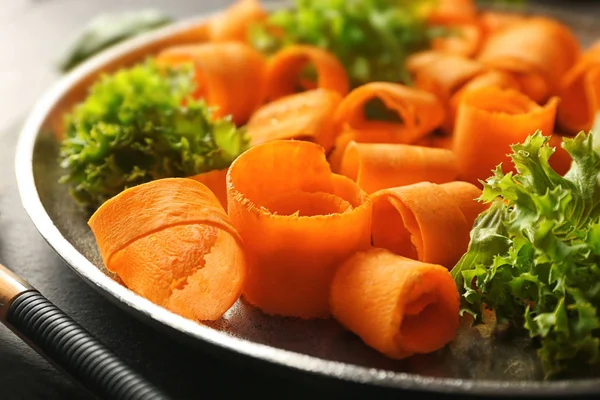 Teller mit geschnittenen Möhren und Salat, Nahaufnahme — Stockfoto