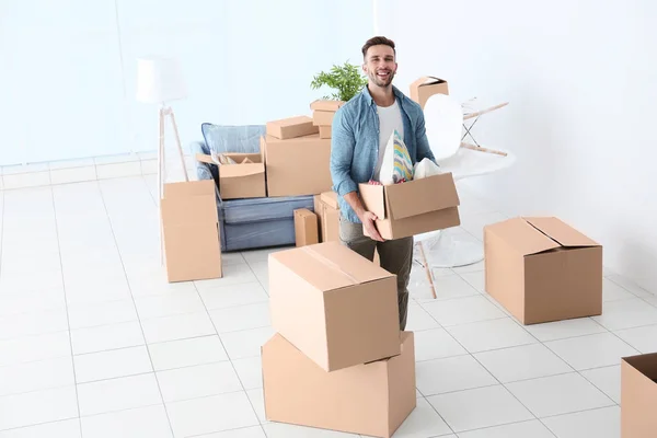 Huis bewegende concept. Man met kartonnen doos, close-up — Stockfoto