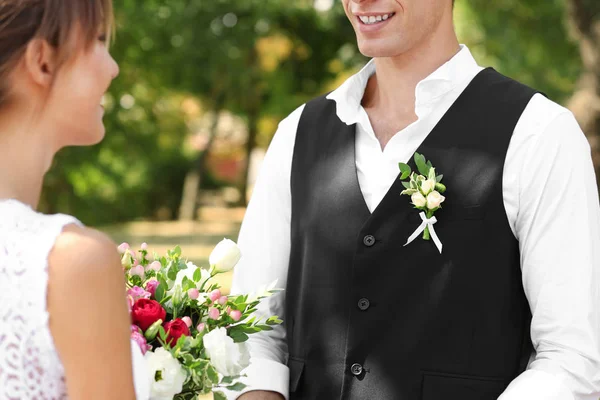Vőlegény és menyasszony, esküvői csokor, parkban, Vértes — Stock Fotó