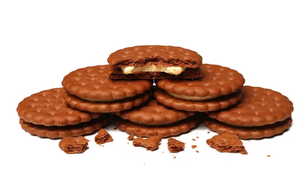 Lekkere koekjes met kruimels op witte achtergrond — Stockfoto