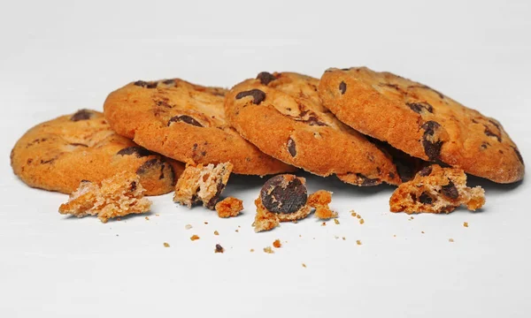 Kekse mit Schokoladenchips und Krümeln — Stockfoto