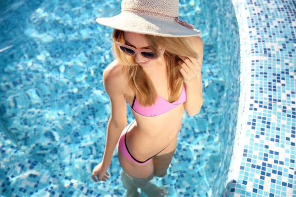 Piękna młoda kobieta w basenie — Zdjęcie stockowe