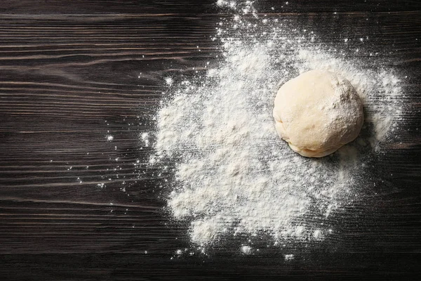 生面团用木制的桌子上面粉的披萨 — 图库照片