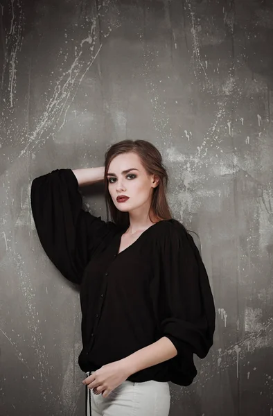 Młoda kobieta Stylowa czarna koszulka z modnym makijażu na szarym tle — Zdjęcie stockowe