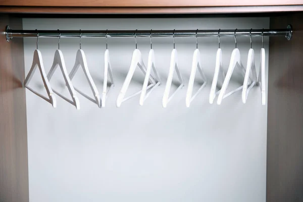 Вешалки для одежды в пустом шкафу, крупным планом — стоковое фото